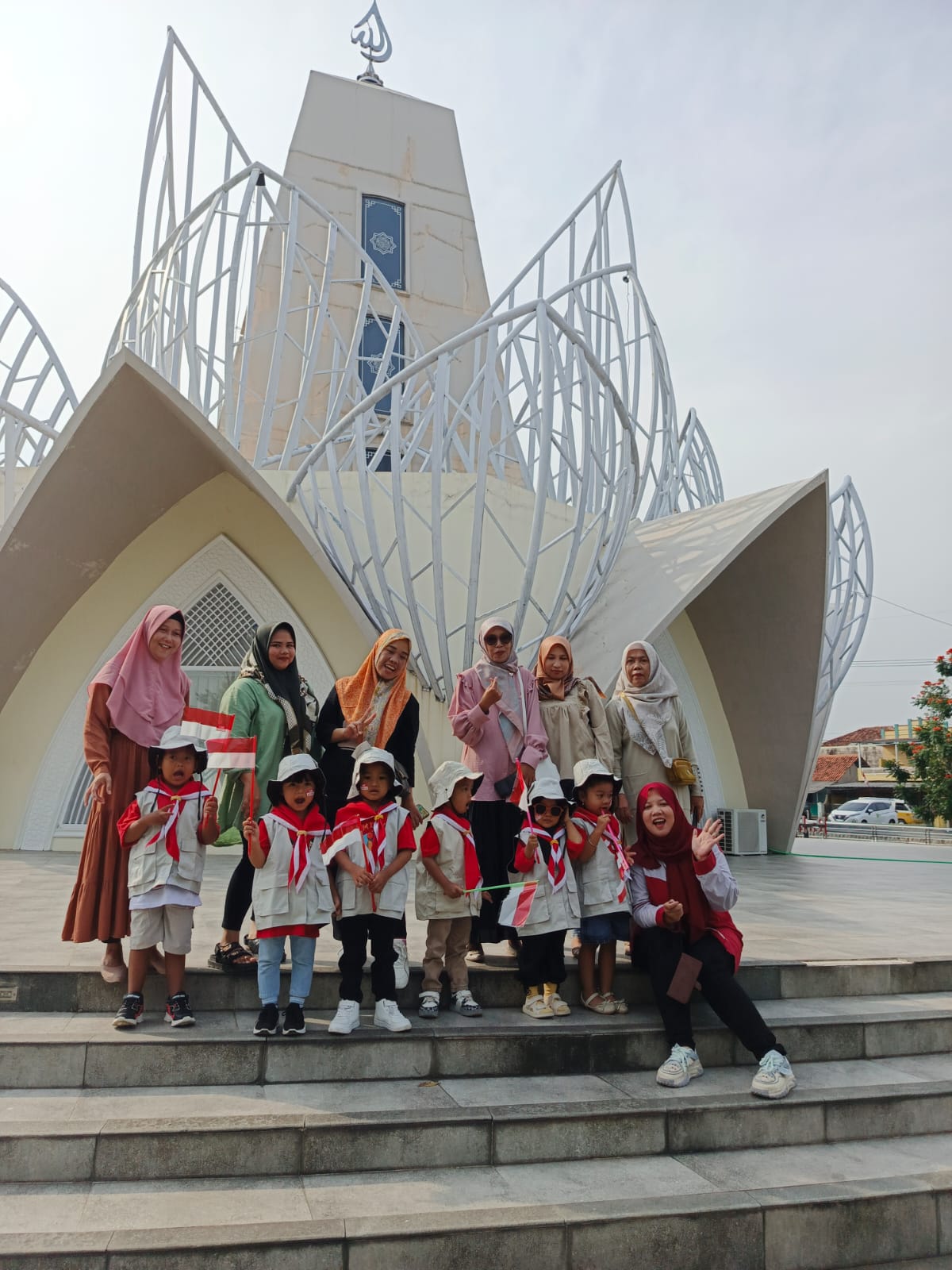 Anak-anak bermain di taman