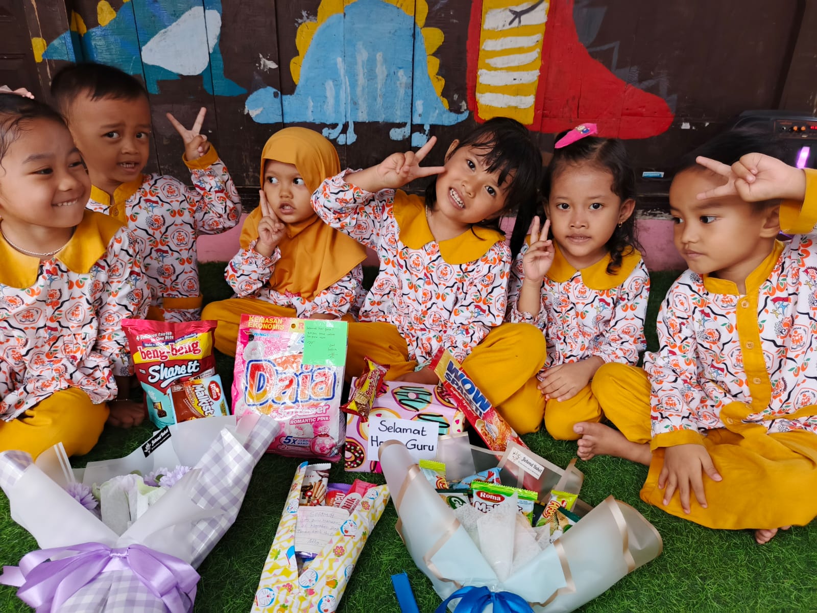 Guru membimbing anak