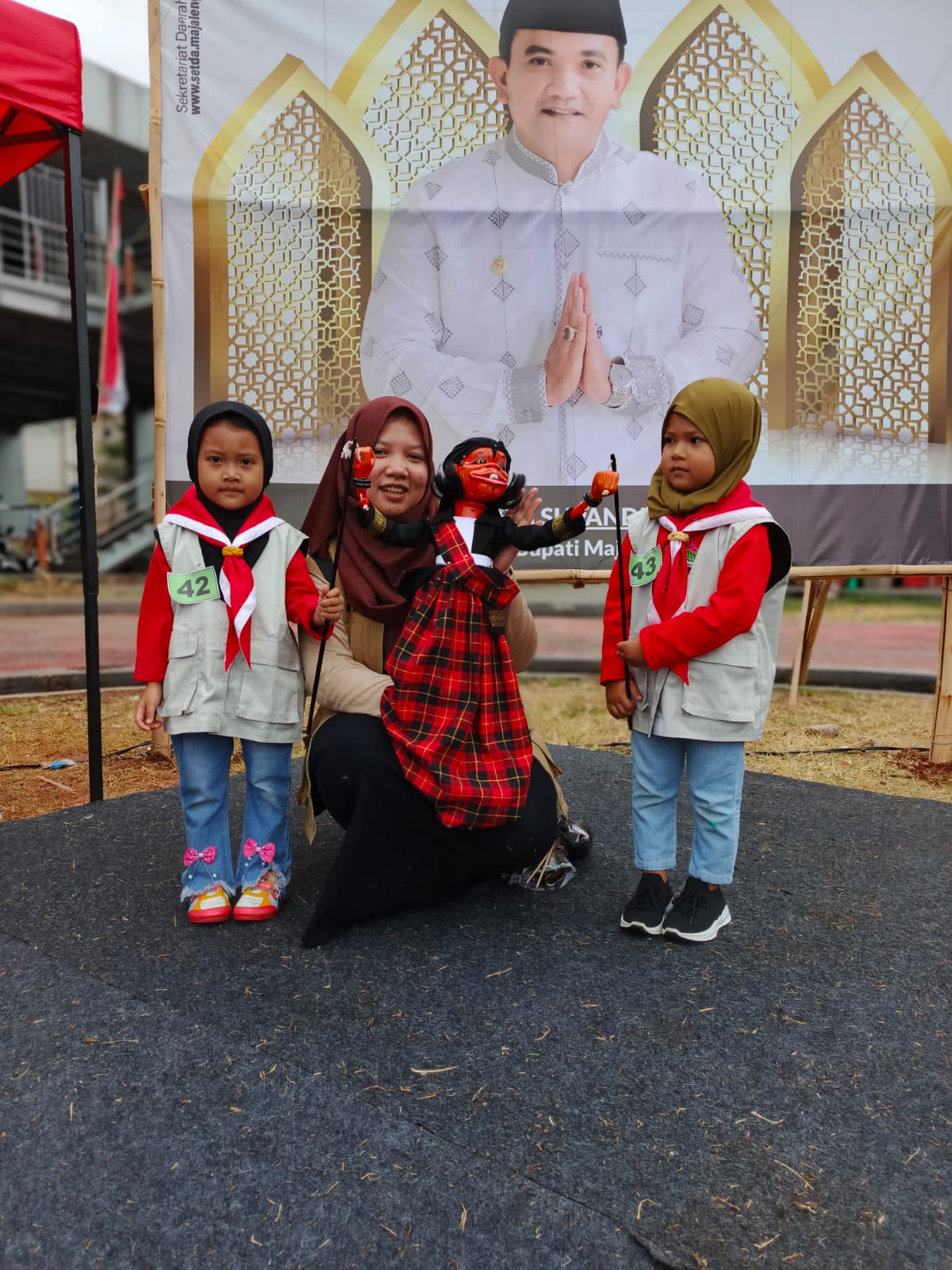 Anak-anak membaca buku